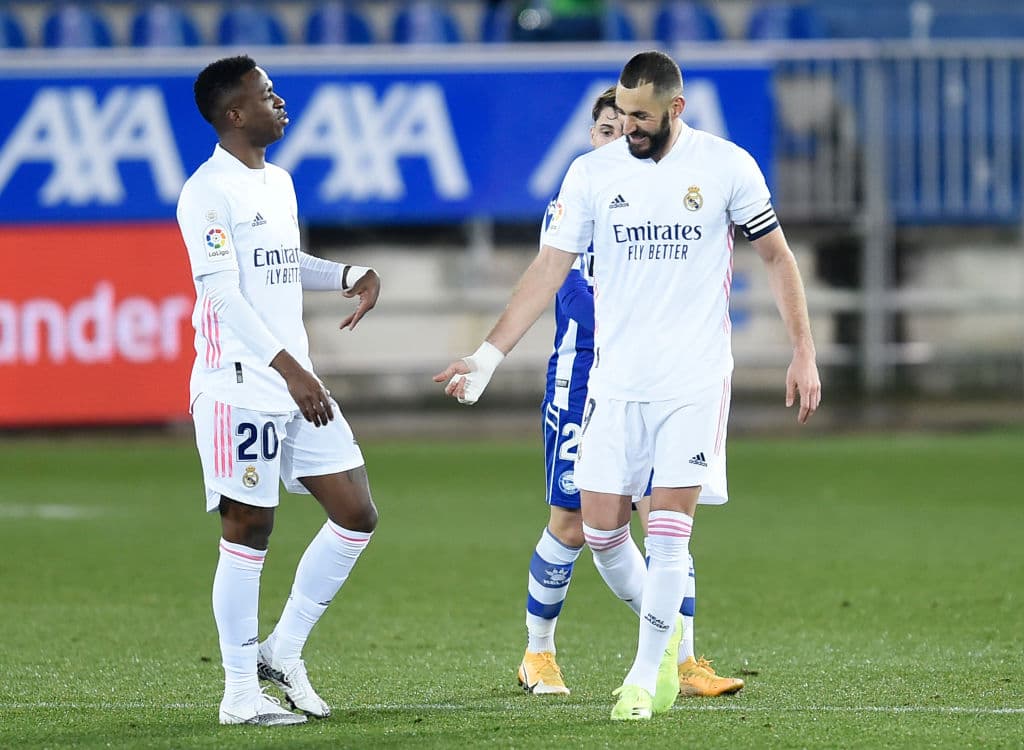 Casemiro (15’) abrió la cuenta y Benzema (41’) creció la ventaja. Antes de concluir la primera mitad, Eden Hazard (45+1’) marcaba el tercero en el Mendizorroza. Joselu (59’) hacía el descuento en la parte complementaria, pero Benzema (70’) conseguía sellar la goleada con su doblete. Real Madrid llegó a 40 unidades y recibirá al Levante en la siguiente fecha de La Liga.