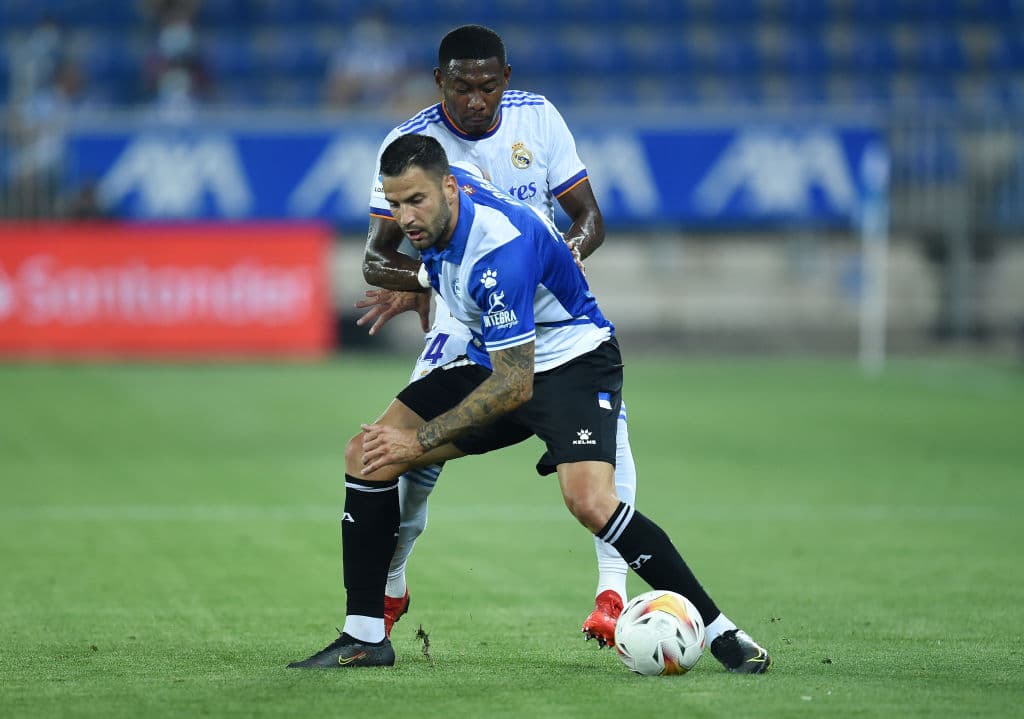 Real Madrid debuta con victoria sobre el Alavés en esta temporada de LaLiga. Con doblete de Karim Benzemá, gol de Nacho Fernández y Vinicius Junior, el club merengue suma sus tres primeros puntos en la tabla. Gareth Bale está de regreso.