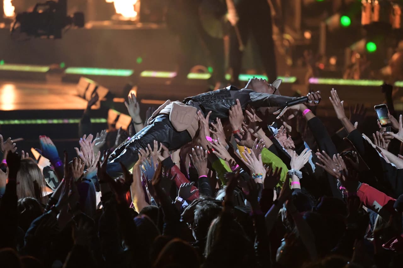Pero esto le habría traido problemas debido a que no se presentó a un concierto en Minneapolis, una noche antes del Super Bowl.