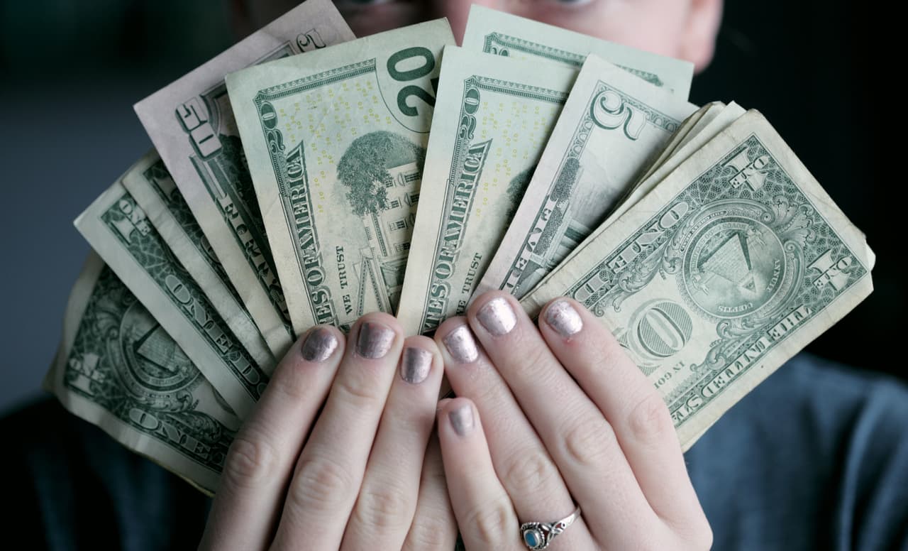 Asimismo,
<b>las personas indocumentadas “no tienen que hacer nada, no tienen que llamar.</b> Nosotros vamos a estar enviando estos pagos a partir del próximo mes” si califican, dijo Martínez.