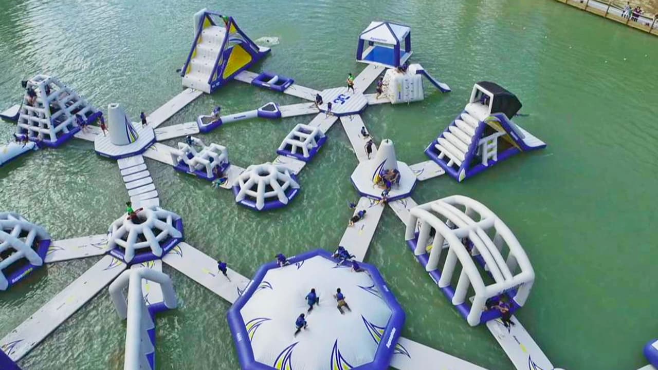 <b>Big Rivers Waterpark</b> está ubicado en New Caney, Texas. El boleto de entrada puede costar $40 aunque ofrecen paquetes para entrar durante todo el verano y disfrutar junto a la familia. Más información sobre sus promociones
<a href="https://bigriverswaterpark.com/tickets/2022-season-passes/" target="_blank">aquí</a>.