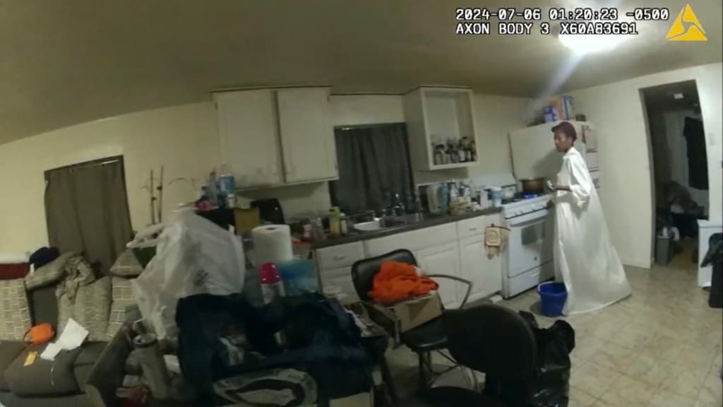 Antes de que la policía llegara, Sonya Massey había encendido la estufa para
<b>calentar agua</b>. El policía Grayson lo notó y la autorizó a que fuera, de la sala a la cocina, a apagar la hornilla, para evitar un "incendio". Tanto él, como su compañero de trabajo esa noche, solo esperaban por
<b>la identificación de la mujer</b> para completar el reporte de la investigación en la zona.