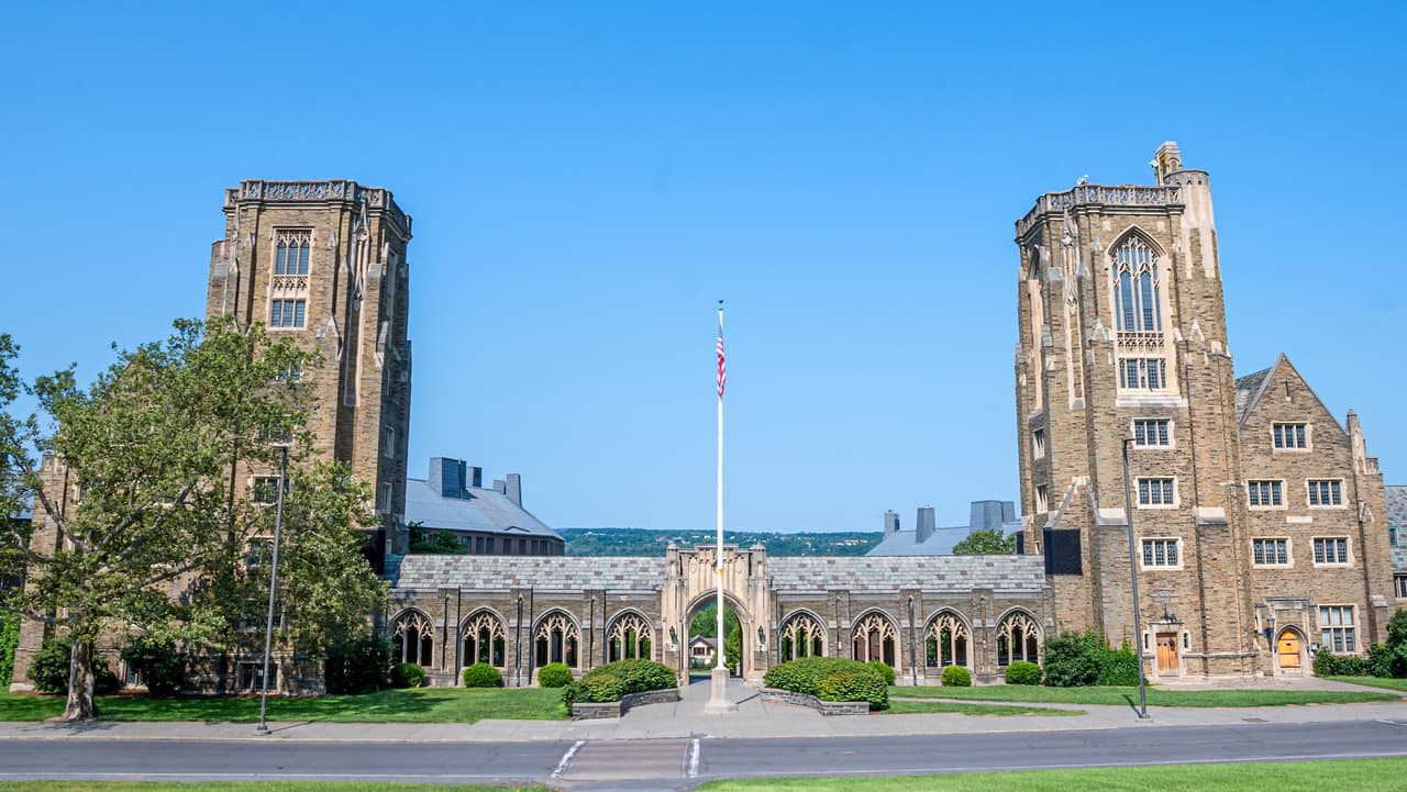 Alcalde de Ithaca cuestiona a la Universidad Cornell tras denuncia de violación grupal