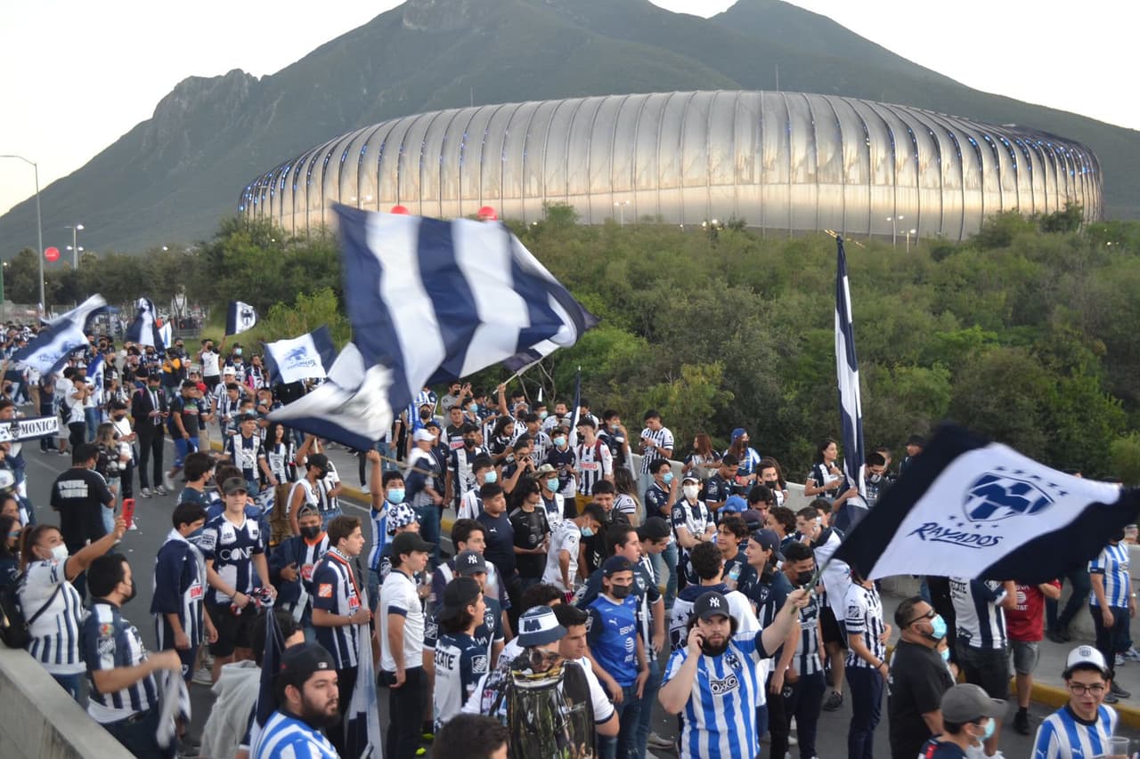 Así recibe la afición de Monterrey a sus jugadores previo a la final de Concacaf Liga de Campeones.