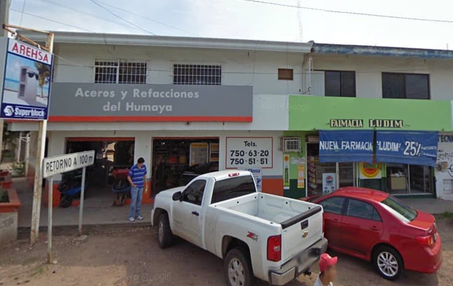 El negocio 'Aceros y refacciones del Humaya' y la farmacia 'Ludim', en Culiacán, Sinaloa.