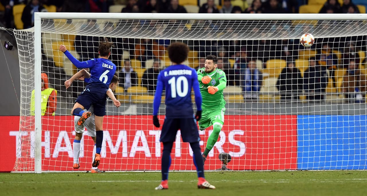 Goles de Lucas Leiva y de Stefan de Vrij le dieron la clasificación a la escuadra italiana, una de las poderosas aún vivas en Europa League.