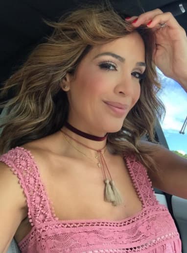 Con ayuda de la tenaza puedes ondular tus rizos al estilo de Karla.