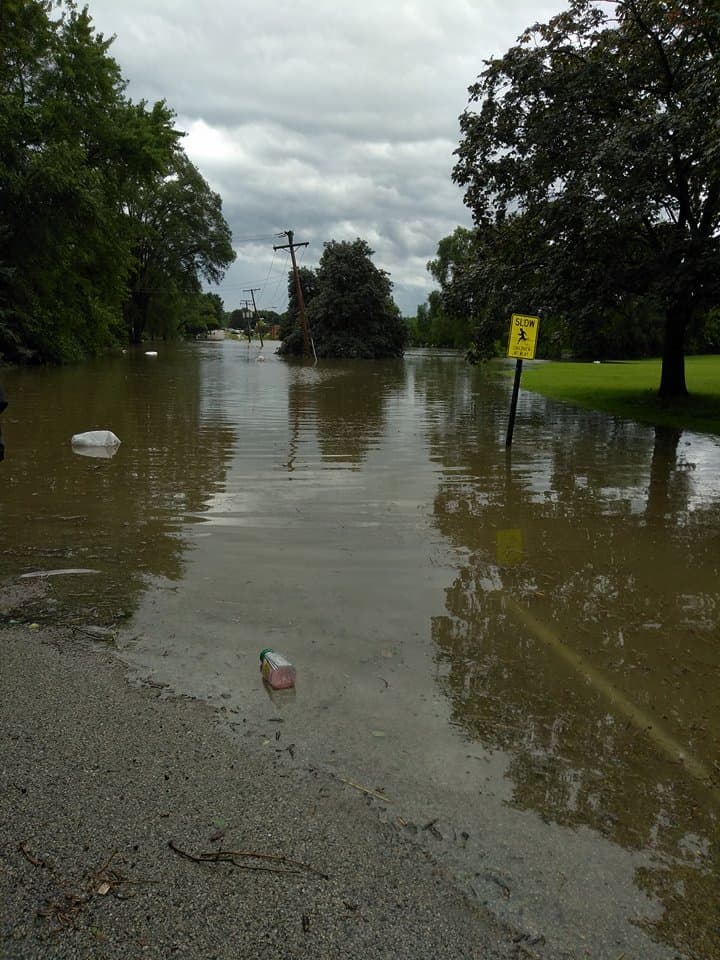 El Servicio Meteorológico Nacional emitió una advertencia de inundaciones repentinas que se mantuvo vigente hasta las 11 am de este miércoles para el Condado de Lake y partes del condado suburbano del noroeste de McHenry.