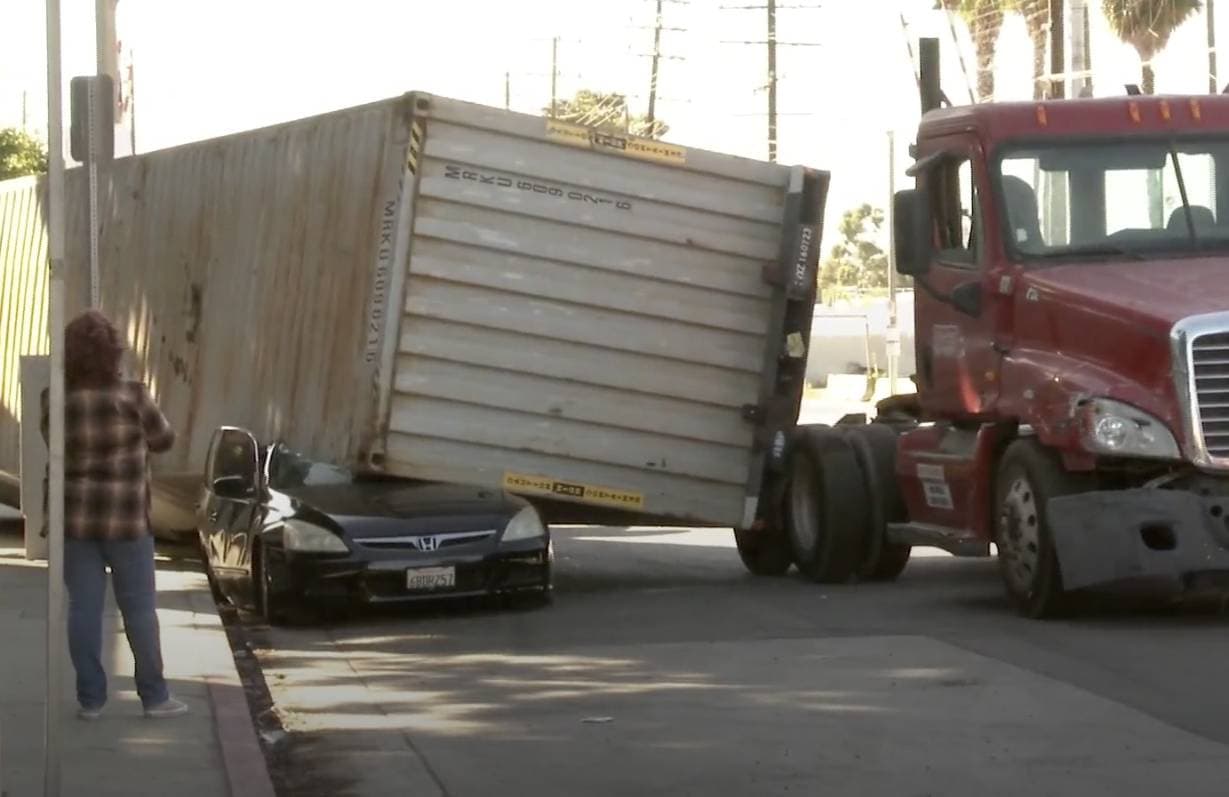Problemas con camiones de carga en el puerto de Los Ángeles afectan a habitantes de ciudades cercanas