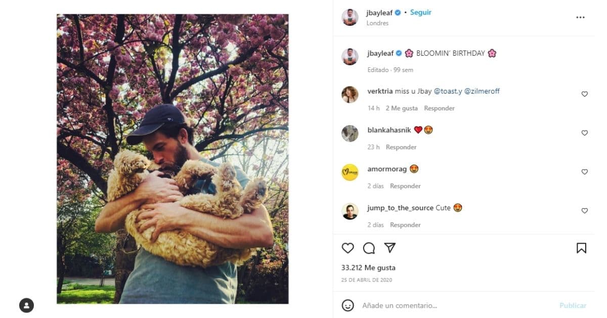 Jonathan Bailey festaja el cumpleaños de su mascota