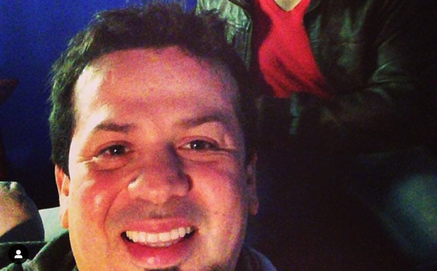 El productor musical de los
<b><a href="https://www.univision.com/entretenimiento/celebridades/que-fue-de-los-integrantes-de-la-agrupacion-kumbia-kings-fotos" target="_blank">Kumbia Kings</a></b>, nacido en Estados Unidos, hasta ahora no se ha pronunciado al respecto en sus redes sociales.
<br>