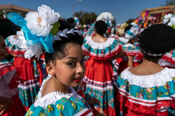 Los danzantes aztecas llenaron de color, plumas, música y mucha energia las calles del bulevar.