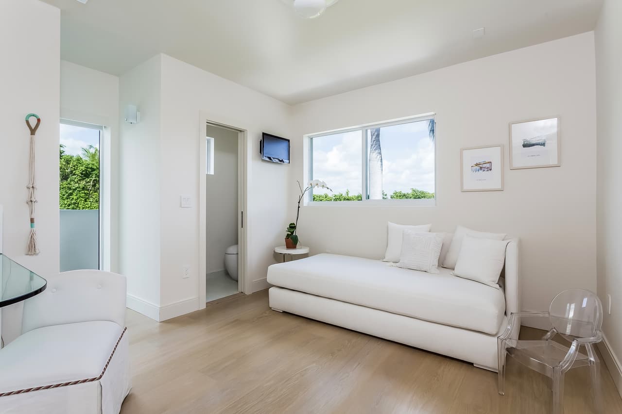 Esta es la guardería o la habitación para niños. No hay juguetes, ni marcas en las paredes. Como el resto de la casa, esta habitación está impecable.