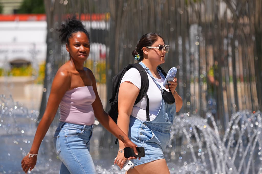 Una mujer se refresca con un ventilador en un caluroso día de verano en Dallas, el lunes 27 de julio de 2026. (Foto AP/LM Otero)