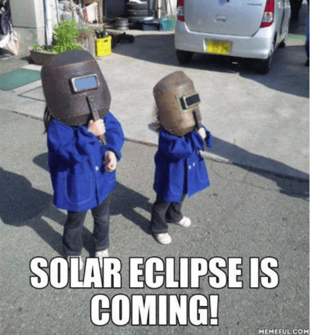 A estos dos pequeños también les resultó más útil usar las máscaras de acero de su padre que unos simples lentes de sol.