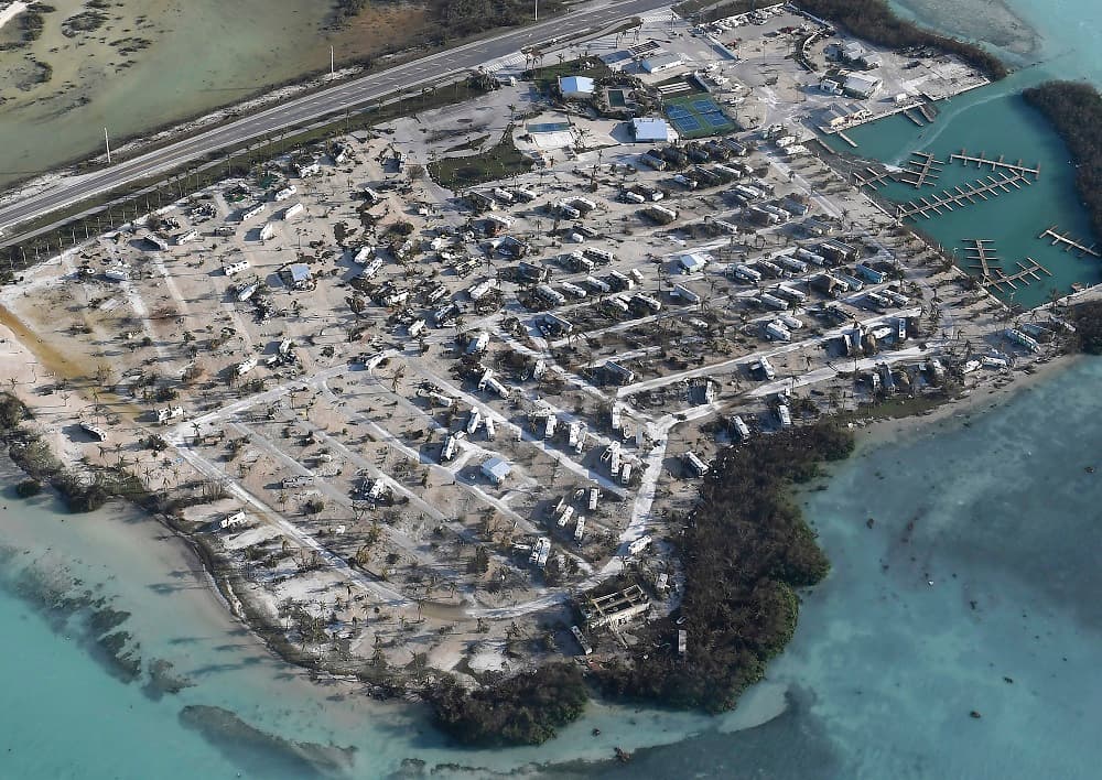 En la imagen, vista de un parque de casas rodantes, con los vehículos volteados tras el paso del huracán Irma, el 11 de septiembre de 2017, en los Cayos de Florida. (Matt McClain/The Washington Post via AP, Pool)