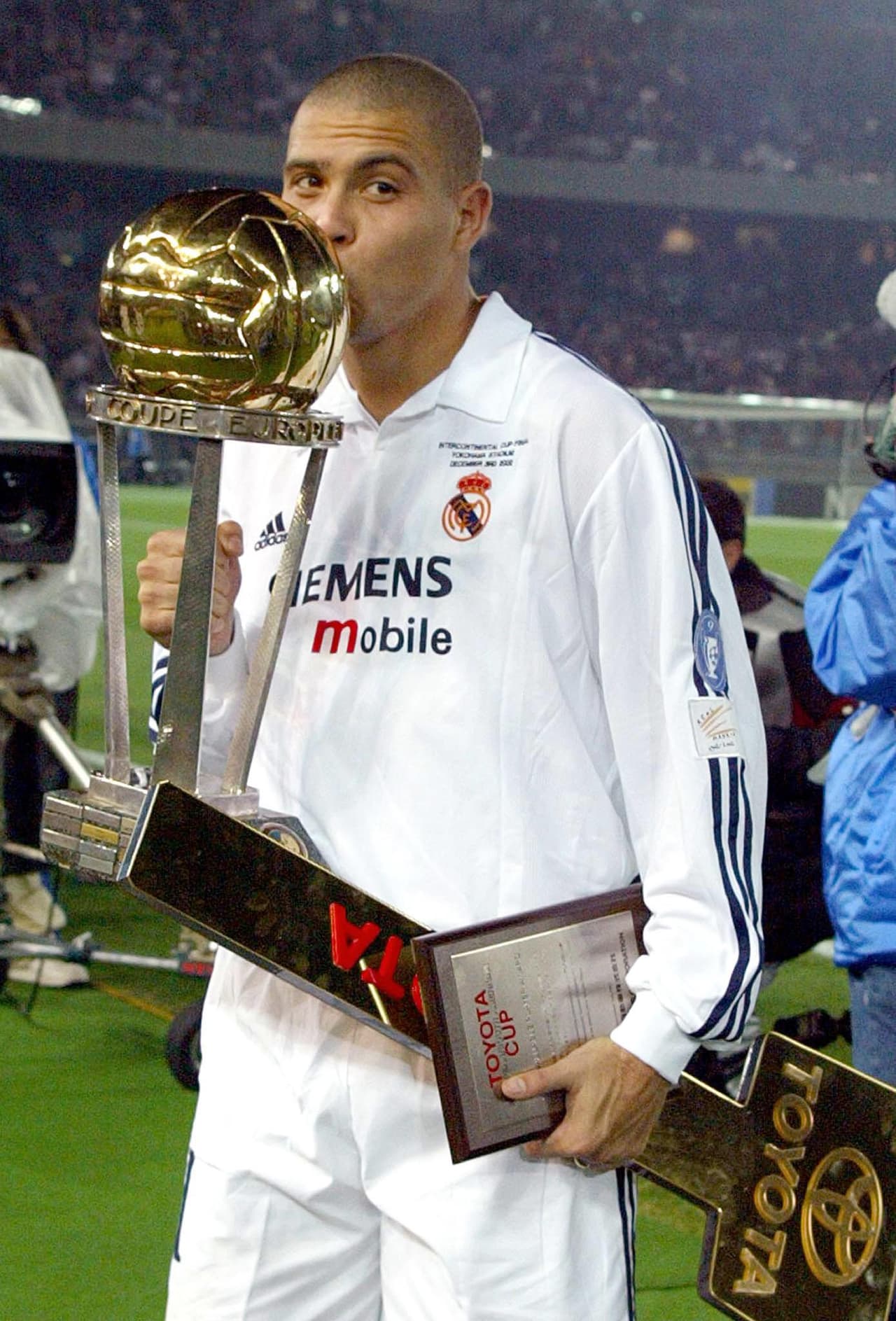 Ronaldo llegó al Real Madrid a mediados de 2002, e hizo parte del equipo 'galáctico' que ganó Liga de España, Copa del Rey y Copa Intercontinental.