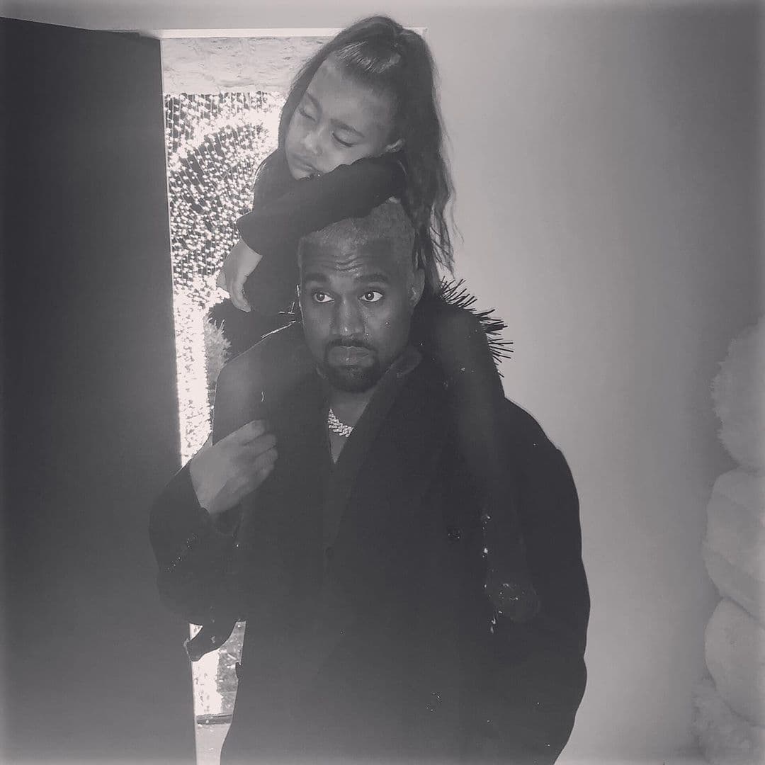 Jimmy Fallón aprovechó para mostrar una foto que Kim compartió en Instagram donde se ve a su hija mayor, North, dormida sobre los hombros de Kanye.
<br>
