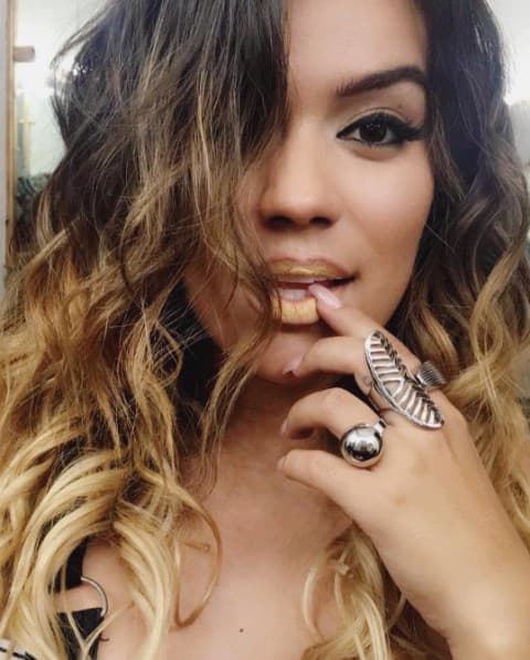 ¡Coqueta y hermosa! Con un ondulado como el de Karol G les puedes añadir un toque atractivo y seductor a tu outfit.