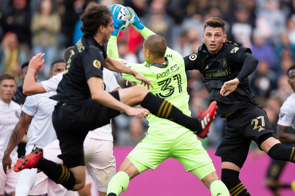 Luis Robles sale oportunamente a cortar un centro y amarga el posible remate de Tristan Blackmon que ya cantaba el gol para su equipo.