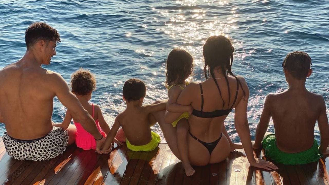Así disfrutan Georgina Rodríguez y Cristiano Ronaldo su nueva embarcación junto a sus hijos.
