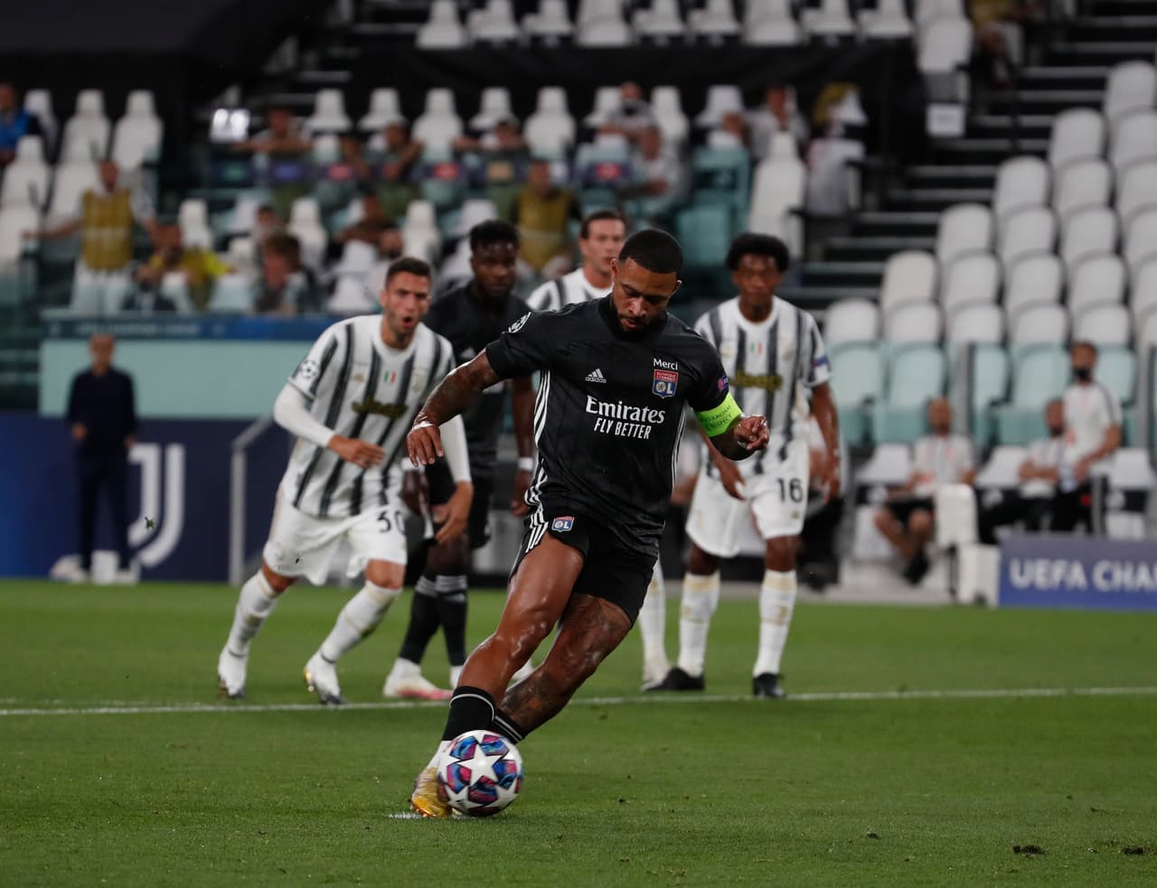 A los 12’ del partido se marcó penal favorable para Lyon.