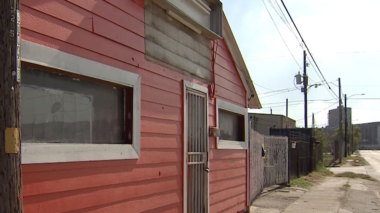 "Trabajaban como prostitutas de jueves a domingo de 4:00 pm a 2:00 am y si no llegaban a tiempo, le cobraban 20 dólares por el cuarto”, continuó Pérez.