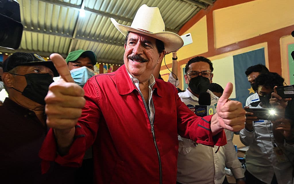 El ex presidente hondureño (2006-2009) y actual coordinador del partido opositor LIBRE, Manuel Zelaya, hace un gesto a la prensa tras depositar su voto en un colegio electoral durante las elecciones generales, en Tegucigalpa, el 28 de noviembre de 2021.