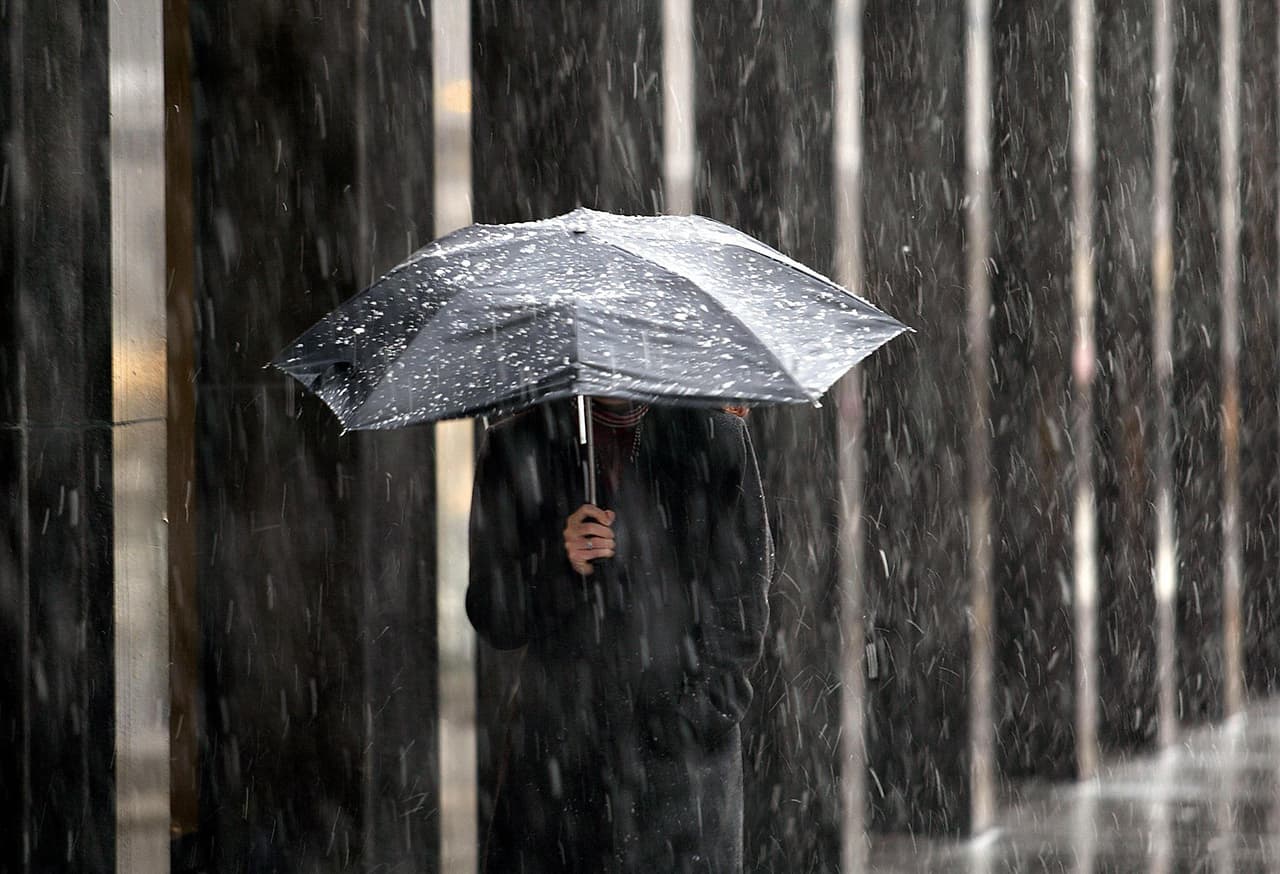 <b>¿Qué es aguanieve?</b>
<br>El término se refiere a una combinación de nieve, hielo y lluvia.
<br>