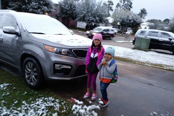 Muchos aprovecharon el raro evento para tomarse fotos, jugar con la nieve y construir el tradicional muñeco navideño.