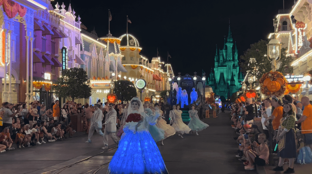 Más de los escalofriantes personajes que encontrarás en el desfile de Halloween.