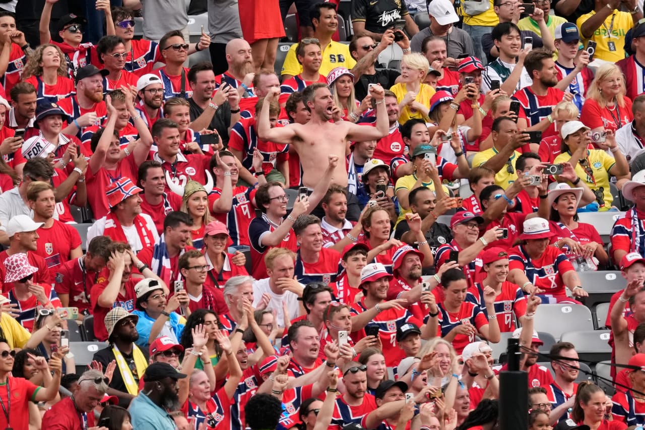 La afición noruega festeja el triunfo.
