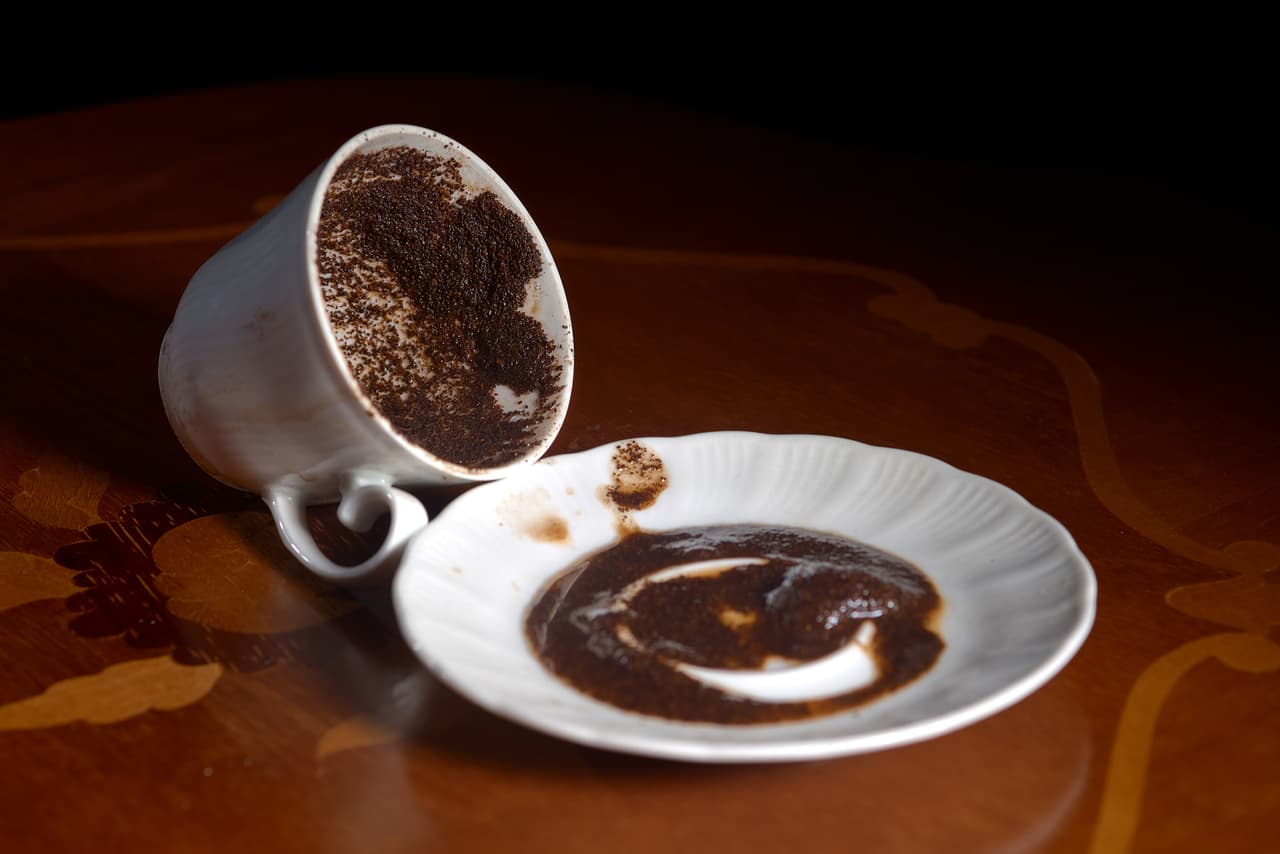 Una taza de café es de las bebidas más populares todos los días para la humanidad, pero también desde hace siglos es usada también como un punto de partida para conocer más de nosotros mismos, dentro del mundo esotérico.