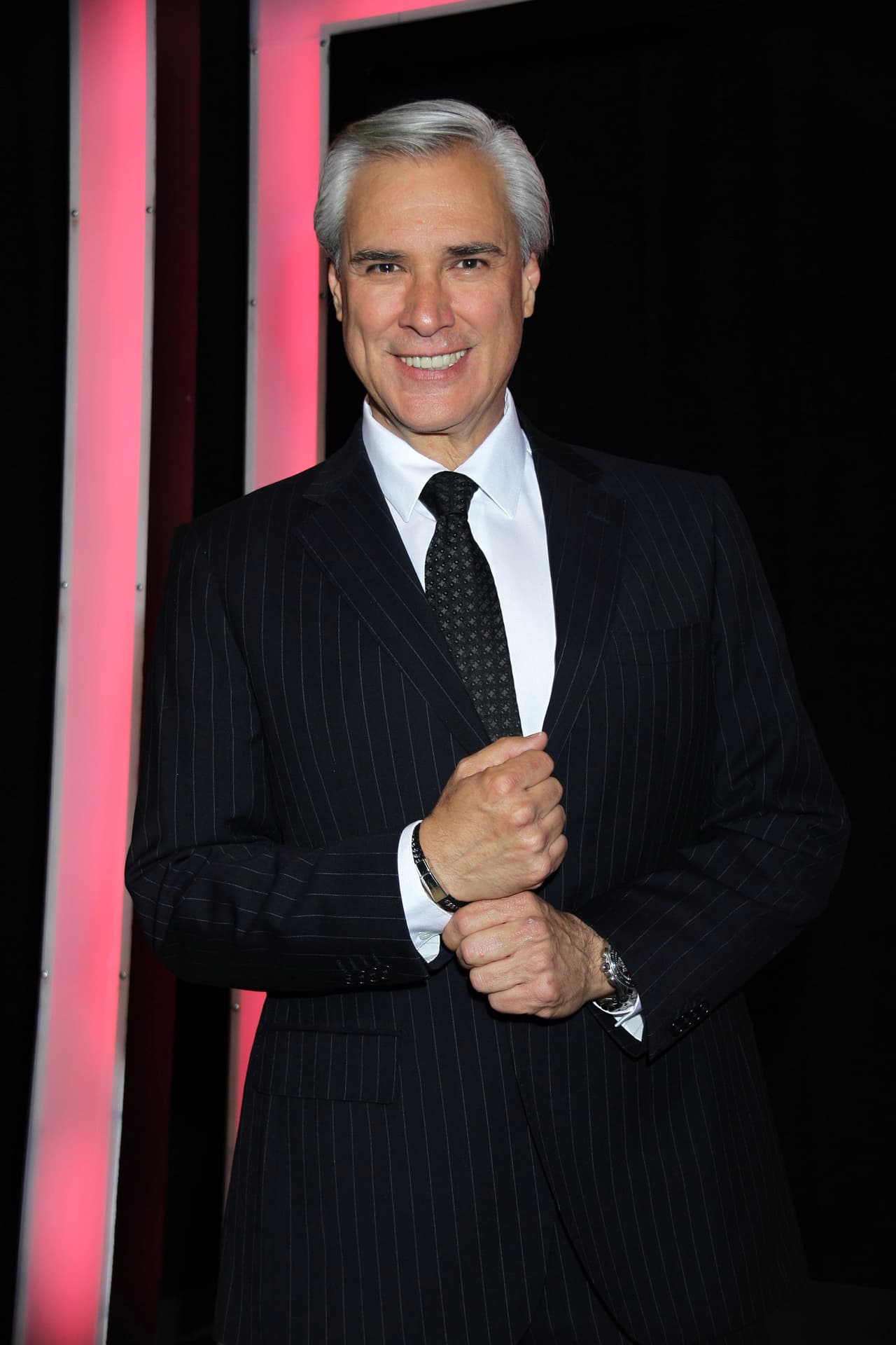 <b>Gerardo Murguía </b>
<br>A sus 63 años, el intérprete ha demostrado su gran talento actoral en variados proyectos para el cine y la televisión como ‘Pobre niña rica’, ‘Aventuras en el tiempo’, ‘Rayito de luz’, ‘Piel de otoño’ y ‘Como tú no hay dos’, donde compartió créditos con celebridades como Adrián Uribe, Ferdinando Valencia y Claudia Martín.
<br>
<br>Si quieres ver la
<a href="https://vix.com/es/detail/series-2198?utm_medium=internal_referral&utm_source=univision&utm_campaign=evergreen&utm_content=ed_entertainment&utm_term=slideshow" target="_blank">telenovela ‘Como tú no hay dos’ ingresa a ViX+, el servicio de streaming premium de ViX</a>.