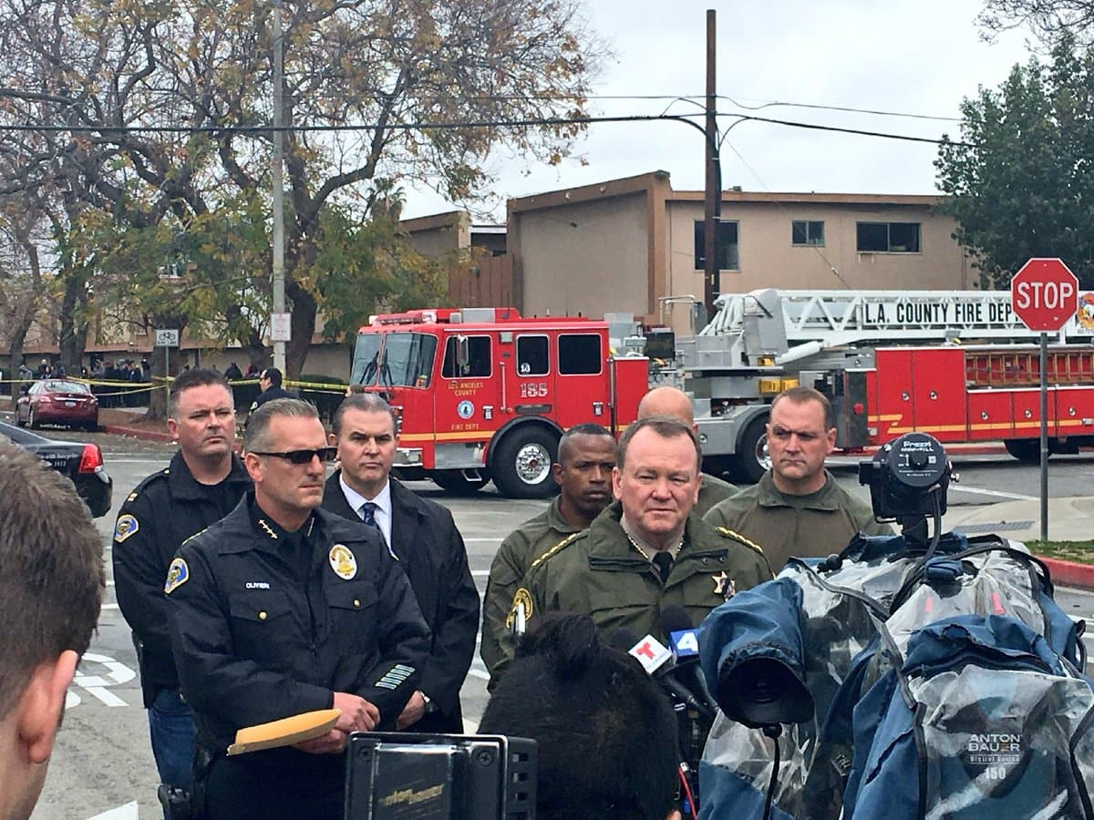 Policía arresta al sospechoso atrincherado por 15 horas que mató a un agente e hirió a otro