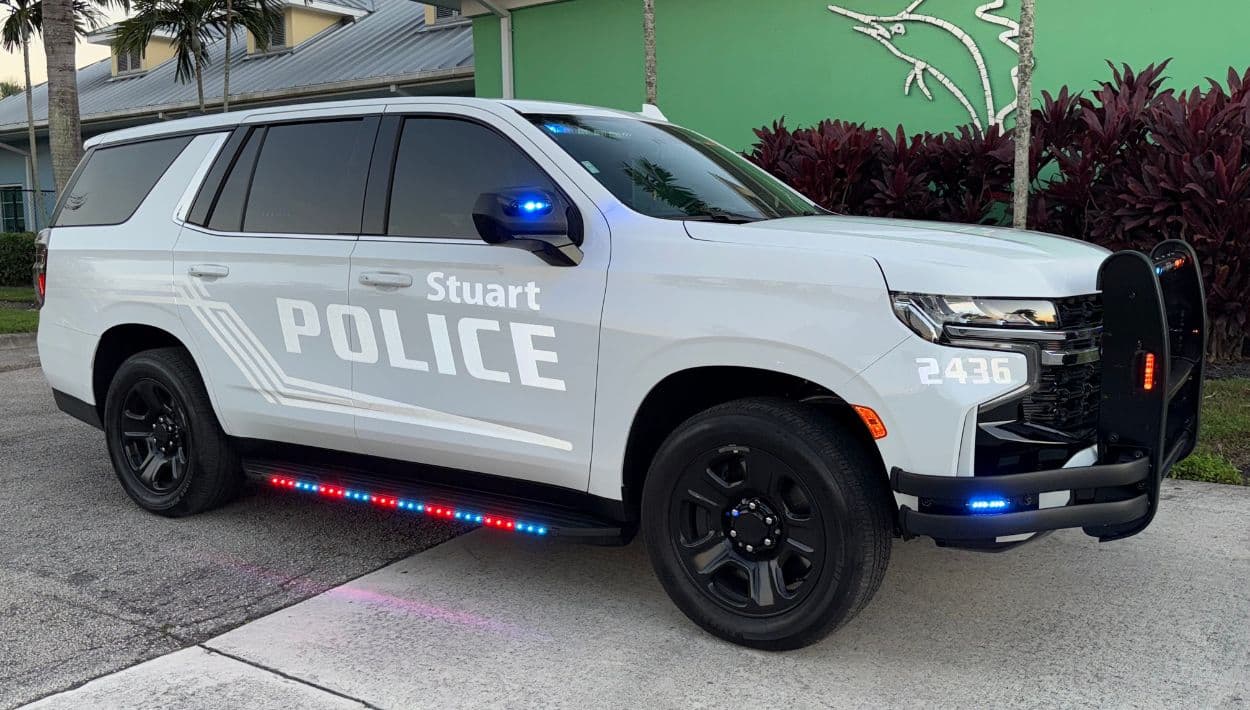 Trabajador muere aplastado por auto que cayó de un elevador en una llantera en Florida