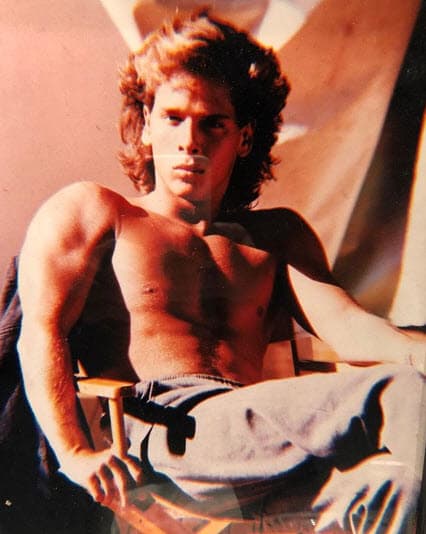 Respecto a su supuesta relación con una mujer de 20 años de edad, respondió: "No tengo novias, tampoco tienen 20, pero tengo amigas con las que salgo y bien tranquilo ahorita, la verdad es que no tengo ganas porque fue tan largo todo el rollo del matrimonio y el divorcio, tengo dos años y medio de divorciado apenas, que disfruto mucho poder viajar a donde quiera sin que nadie me diga a donde voy y sin que nadie me diga que me tengo que estar reportando".
<br>