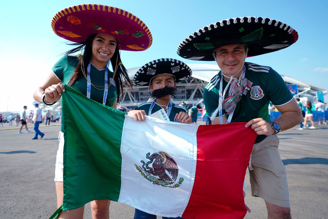 El colorido de los fanáticos de México y Brasil hace parte de una fiesta que se enciende en el Samara Arena en medio del partido de octavos de final entre ambos equipos en el Mundial Rusia 2018.