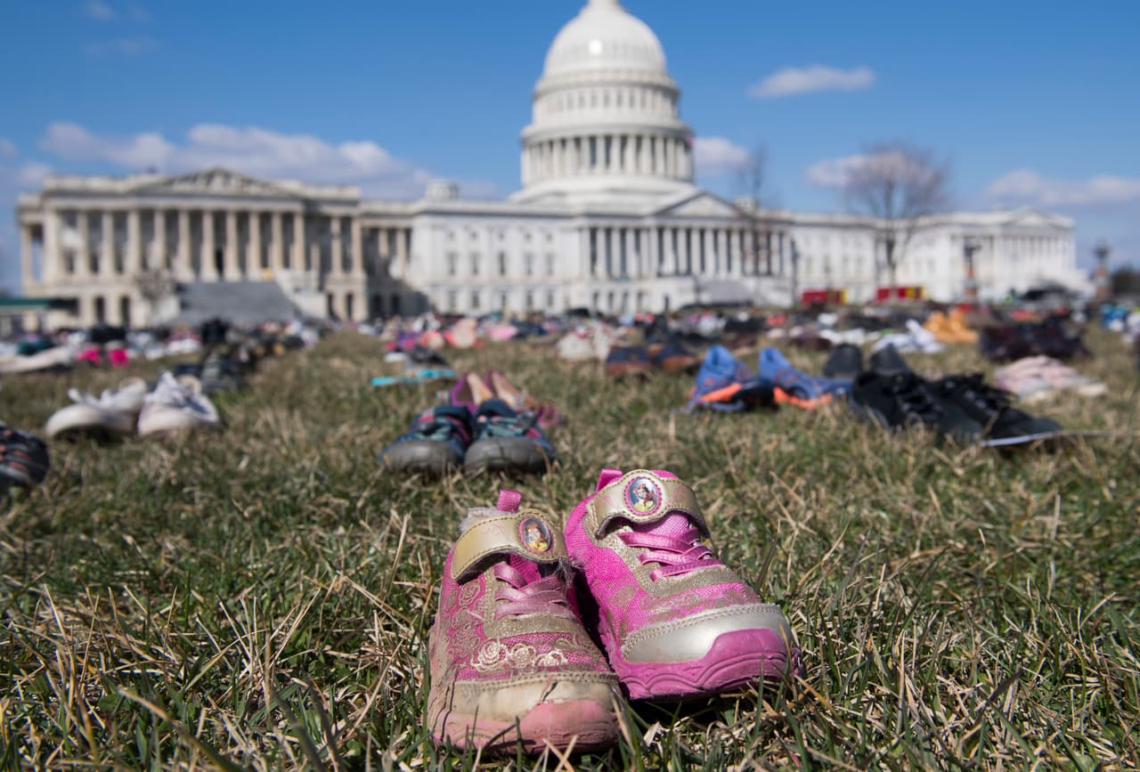 "Esto trata de mostrar en la puerta de los legisladores el costo en vidas humanas que tiene el negarse a aprobar una ley por el control de armas", dijo a Reuters Emma Ruby-Sachs, subdirectora de Avaaz, la organización que planificó la protesta en Washington.