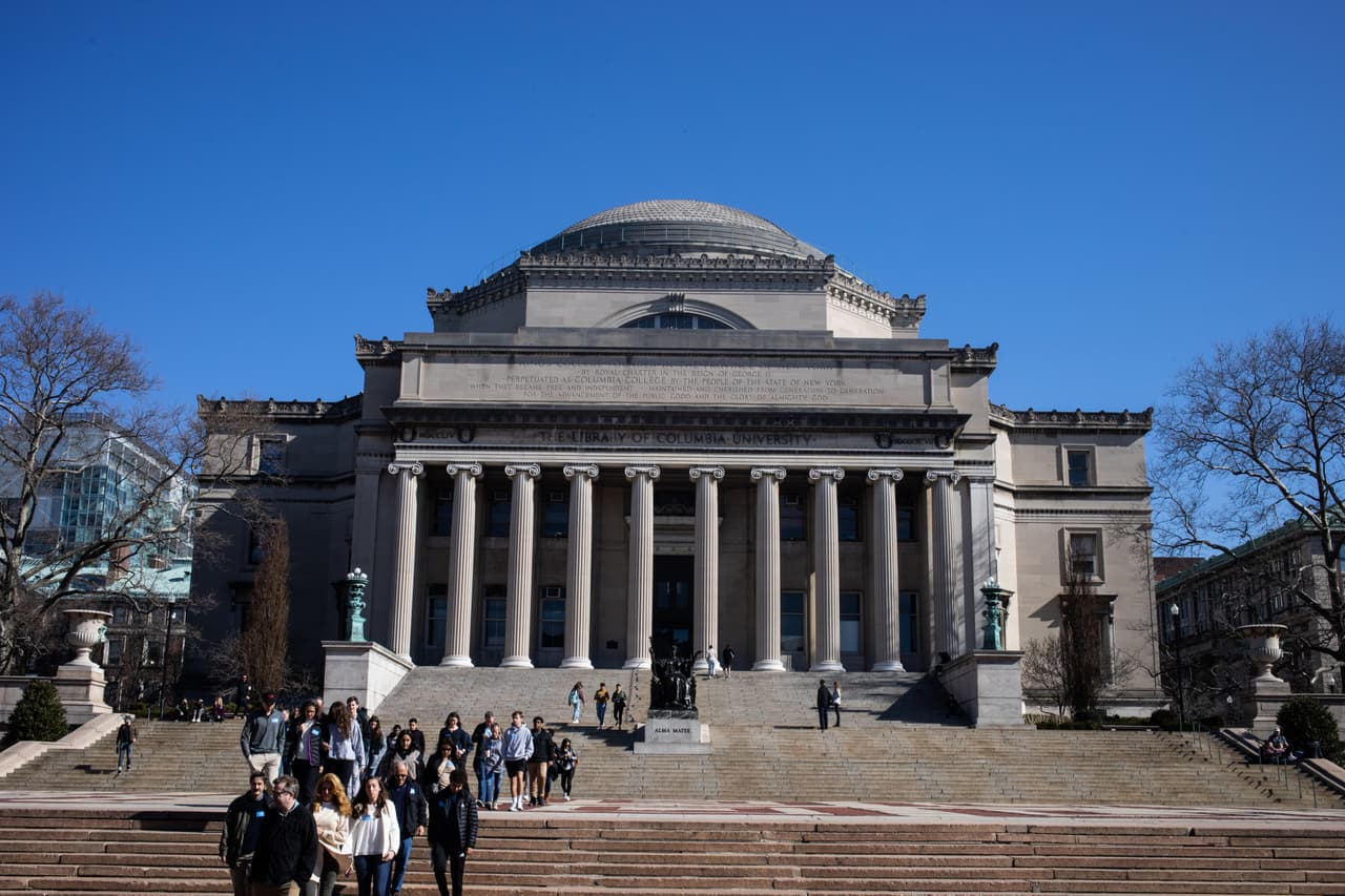 La gente camina en el campus de la Universidad de Columbia.