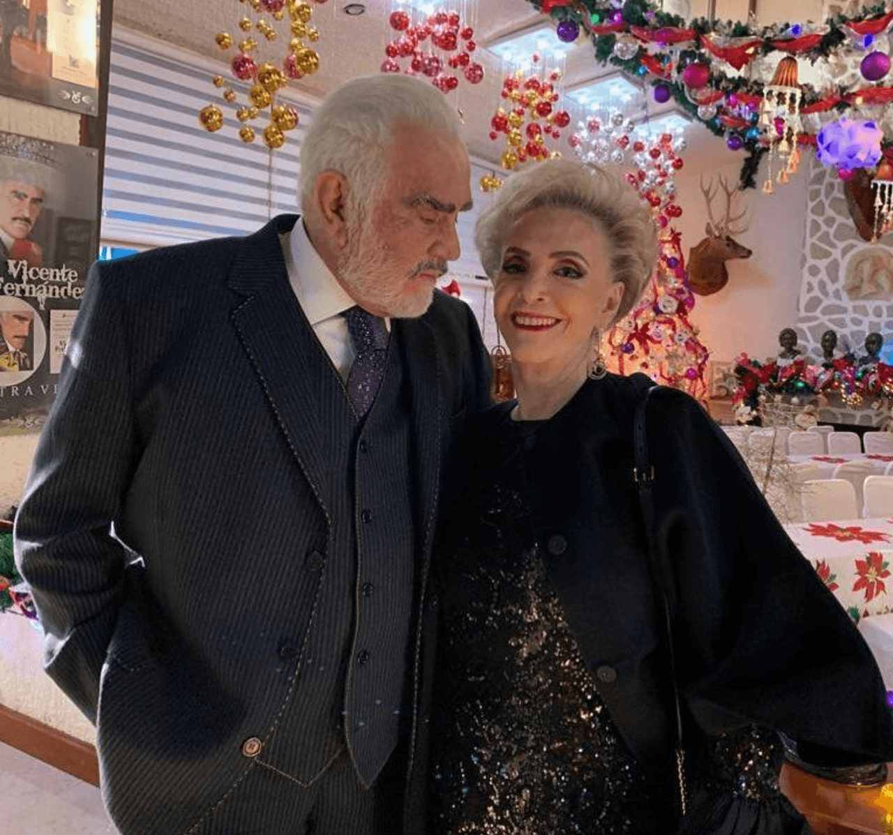 María del Refugio Abarca Villaseñor y Vicente Fernández, se conocieron cuando eran vecinos en Guadalajara y aunque el amor entre los dos estaba destinado a ser incondicional, el sueño de Chente de ser cantante, los llevó a separarse cuando decidió partir a CDMX.