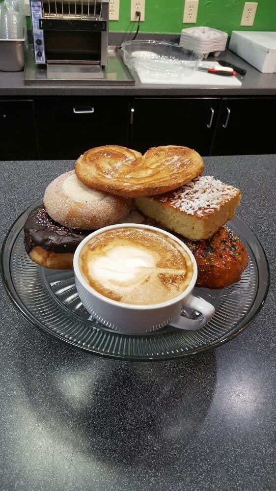 <b>Esmeralda's Café </b>
<br>
<b>Dirección</b>: 1515 N Pointe Dr, Ste 108, Durham, NC
<br>
<b>Teléfono</b>: (919) 864-8007
<br>
<b><a href="https://www.yelp.com/map/esmeraldas-cafe-durham-2">Cómo llegar</a></b>
<br>
<br>En Yelp, una usuaria dijo: “Buen café, realmente buen servicio y se siente como comida casera”.