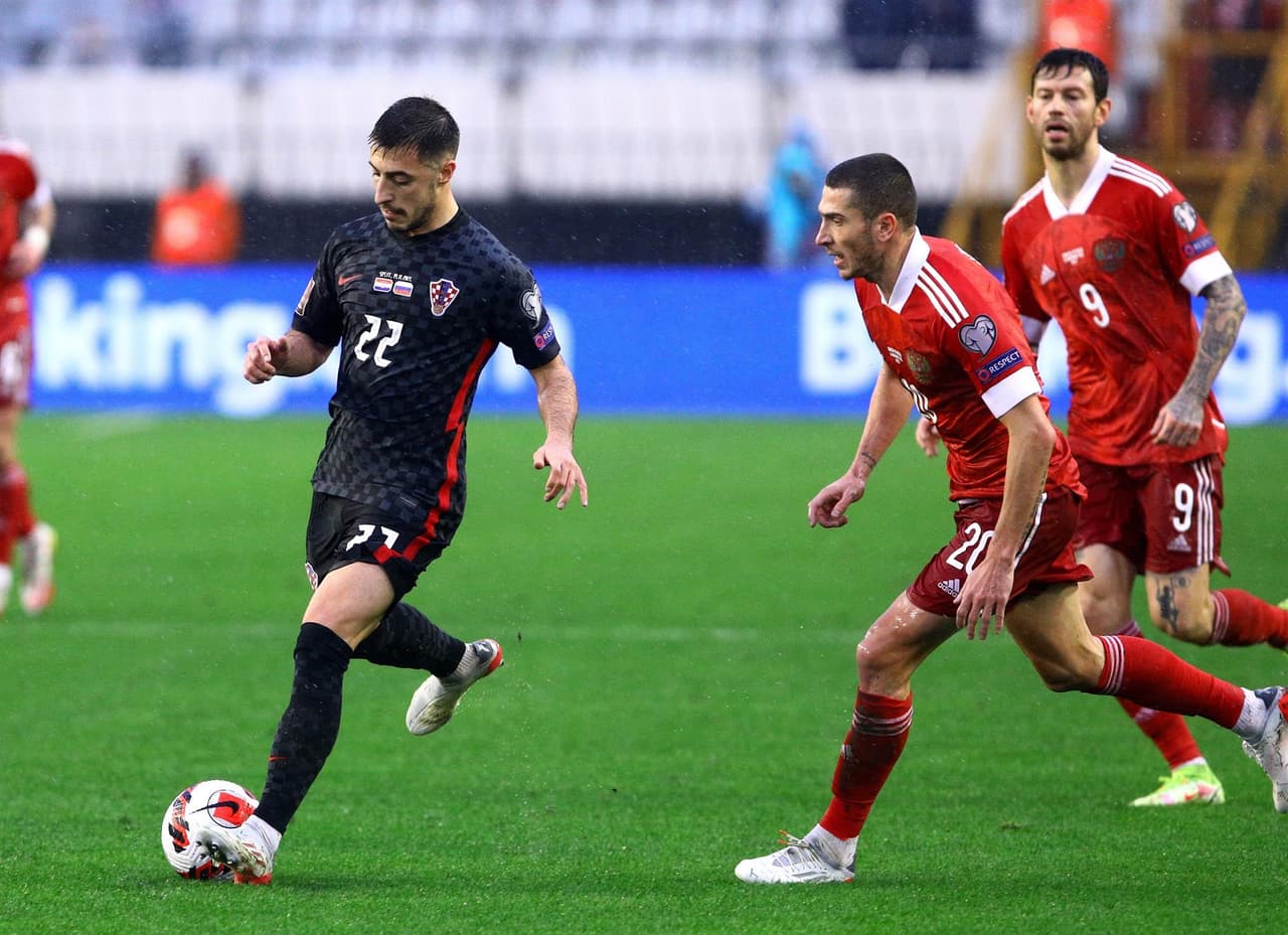 Croacia se impone a Rusia, con un autogol, durante las eliminatorias de la UEFA rumbo a Qatar 2022. Fiodor Kudriashov anotó el gol a favor de los croatas al minuto 81' del encuentro, lo que le dio la victoria y el liderato del Grupo H.