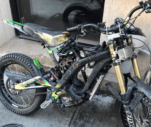 El 20 de abril de 2022, un incendio en 213 West 23rd Street en Manhattan fue una batería de iones de litio de una bicicleta, dice FDNY.
<br>
<br>