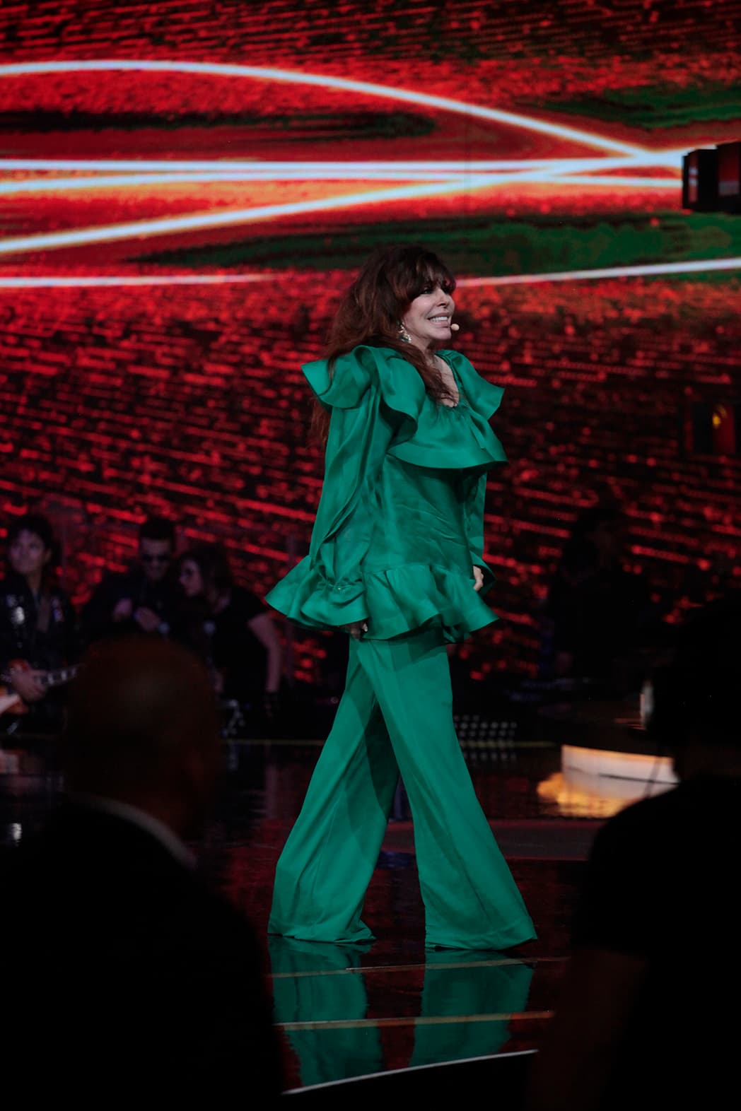 El pantalón de caída ancha es uno de los estilos favoritos de la actriz, cantante y presentadora mexicana. Este modelo estaba fabricado con seda.