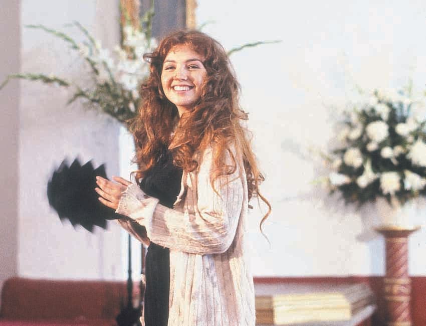 Para no perder la costumbre Thalía también aparecía con ropa vieja y bastante sucia.