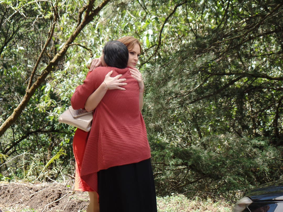 Amelia le agradeció de corazón lo que estaba haciendo por ella, pero la cara de Mariana lo dice todo, ahora la odia más que nunca.