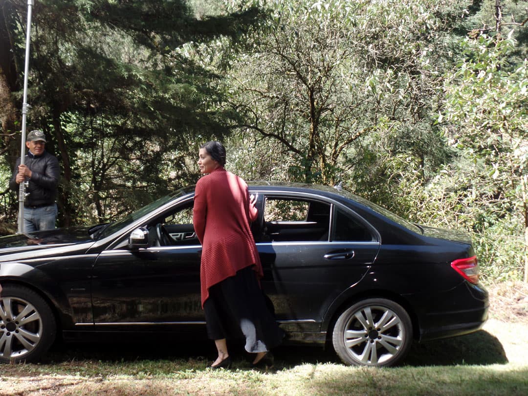 Amelia subió a su automóvil para verlo y sentirlo, ¡al fin volvería a tener los lujos!