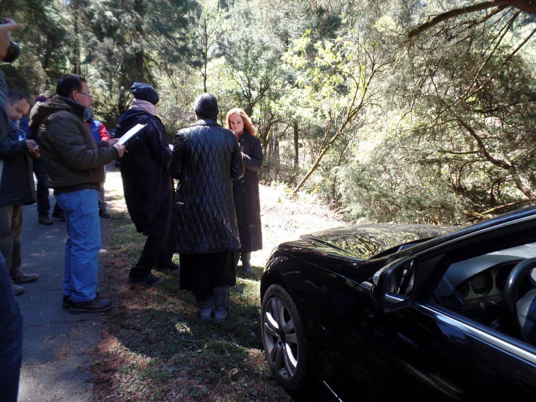 A pesar de que el sol estaba en todo su esplendor, era una fría mañana, por eso todo el equipo de producción usaba ropa muy abrigadora.