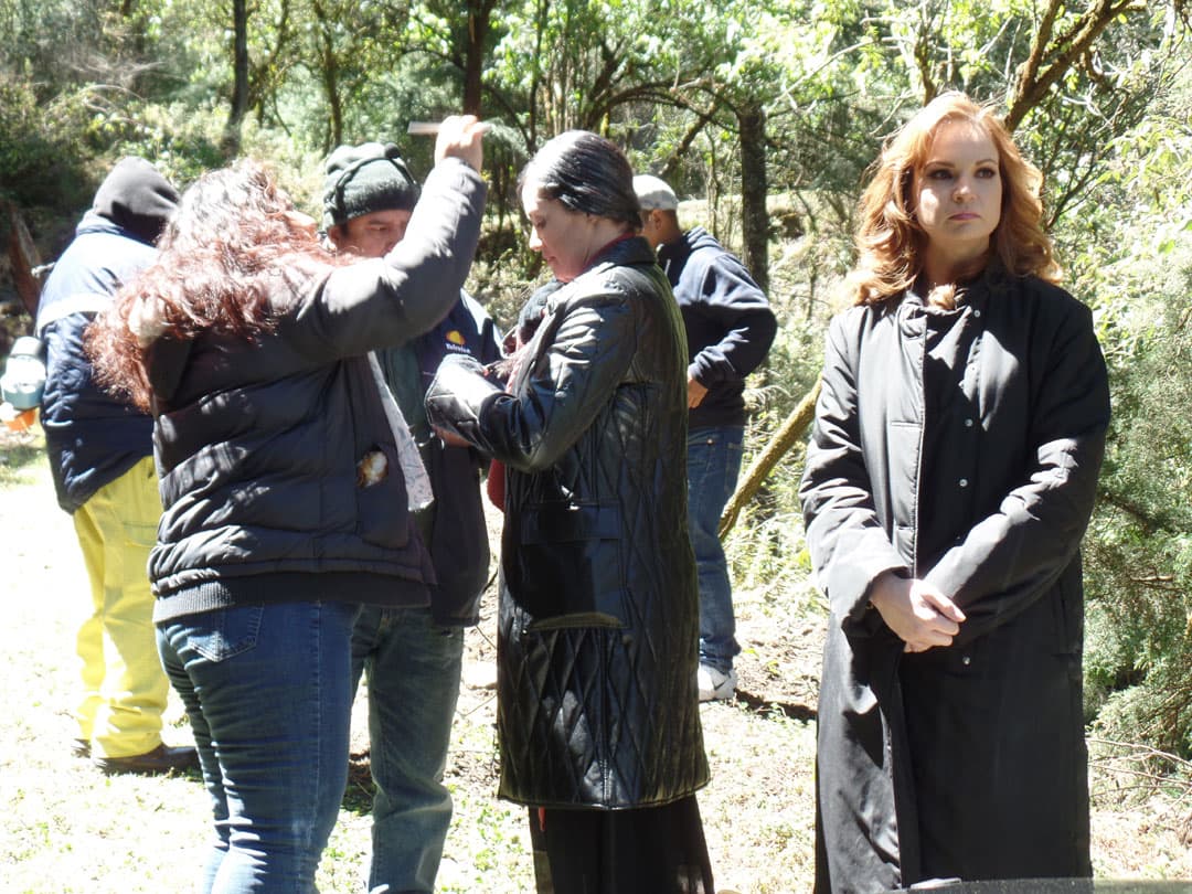 Lisette Morelos estaba recibiendo un último retoque de maquillaje para comenzar con los ensayos.